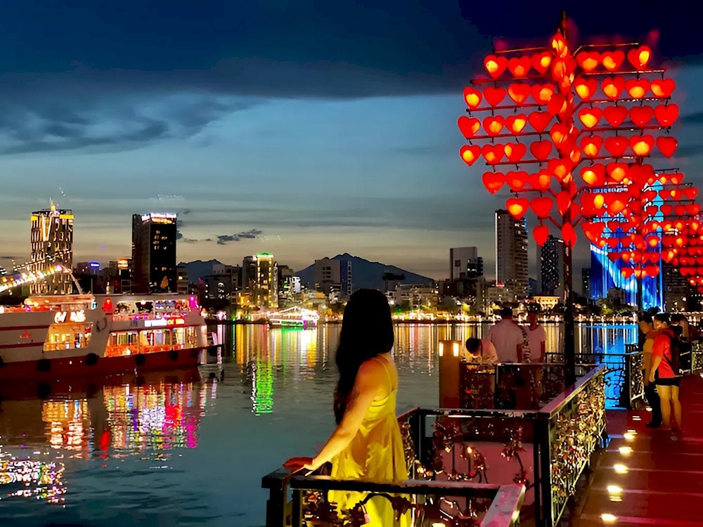 Thời điểm tham quan cầu tình yêu Đà Nẵng lý tưởng là từ 17:30 đến 21:00 